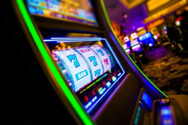Ninja vs Samurai slot game interface showing reel grid and symbol combinations